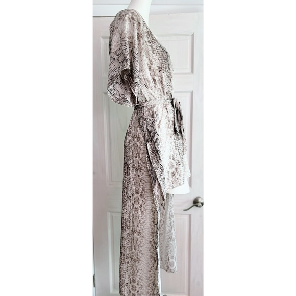 MOVING Must Go!
NWOT entro High/Low Caftan Snake Pattern Small Excellent Cond - Picture 4 of 6